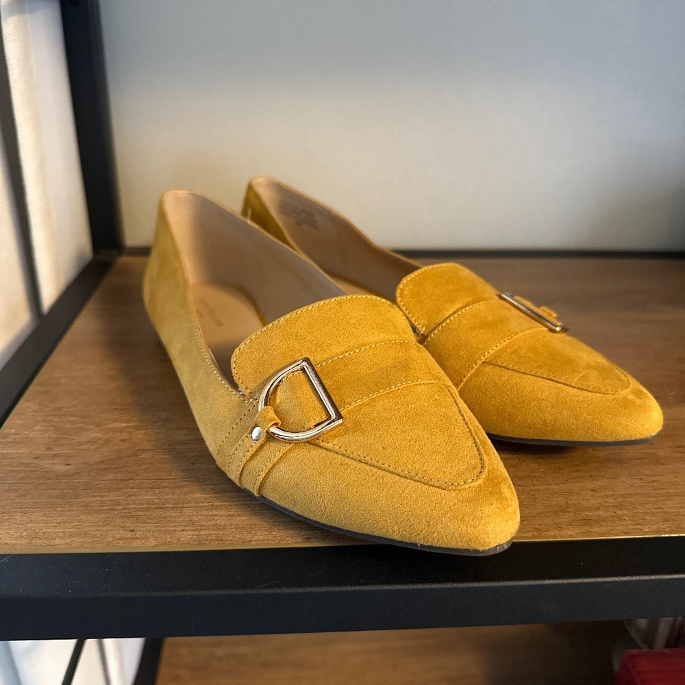 Cute Ann Taylor marigold colored flats
